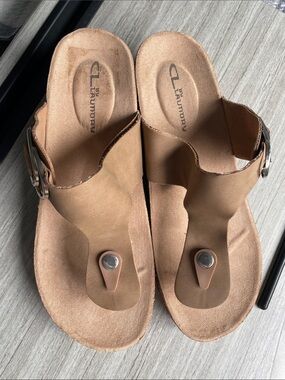 NWOT CL by Laundry Tan Buckled Toe-Post Sandals Size 8.5